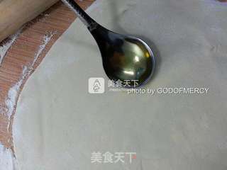 难忘儿时的味道:质朴的老北京葱油饼的做法步骤:4