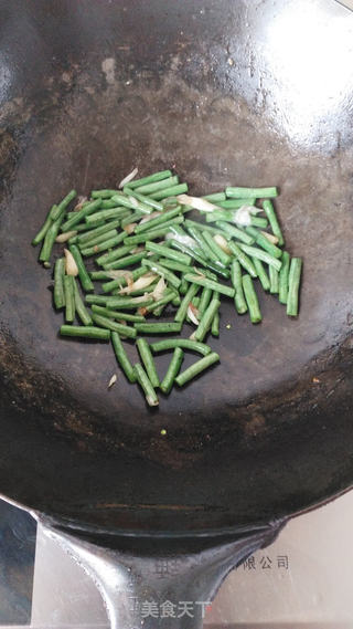 鲜辣过瘾~~~剁椒豇豆焖面的做法步骤：1