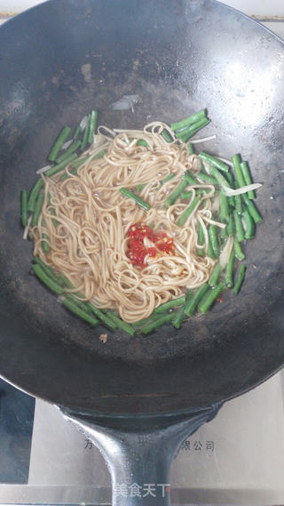 鲜辣过瘾~~~剁椒豇豆焖面的做法步骤:5