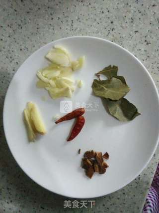 葫芦丝红烧炖花鲢鱼的做法步骤:2
