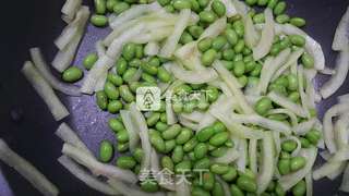 西瓜皮炒毛豆的做法步骤:3