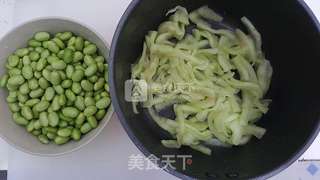 西瓜皮炒毛豆的做法步骤:2