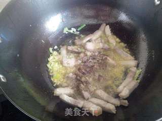 酸菜炖土豆~~东北家常菜 (特别好喝的酸菜汤)的做法步骤:5