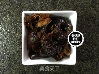 儿时的美味--营养滋补清炖黄颡鱼枸杞豆腐汤的做法步骤:3