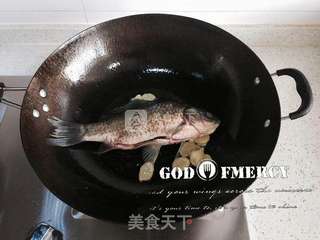 挑战味蕾极限:养颜番茄鲫鱼汤的任性吃法的做法步骤:4