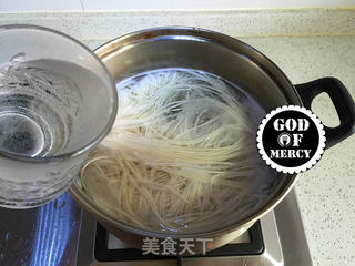 美味无敌的鲜虾剁椒黄瓜凉面的做法步骤:19