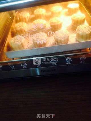 莲蓉蛋黄月饼的做法步骤:11