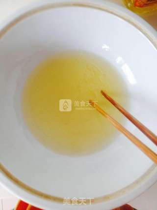 莲蓉蛋黄月饼的做法步骤:2