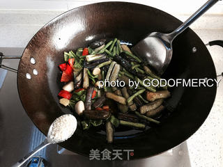 夏季瘦身不是梦:质朴美味豆角烧茄子的做法步骤:16