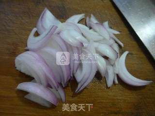 洋葱圆白菜炒米线的做法步骤:3