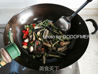 夏季瘦身不是梦:质朴美味豆角烧茄子的做法步骤:15