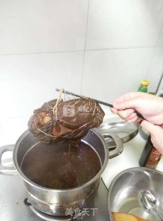 荷叶猪肘子南方人叫蹄膀,不怕粘锅的做法步骤:5