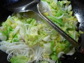 洋葱圆白菜炒米线的做法步骤:6