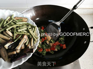 夏季瘦身不是梦:质朴美味豆角烧茄子的做法步骤:11