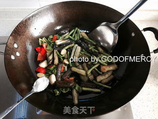 夏季瘦身不是梦:质朴美味豆角烧茄子的做法步骤:12