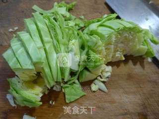 洋葱圆白菜炒米线的做法步骤:2