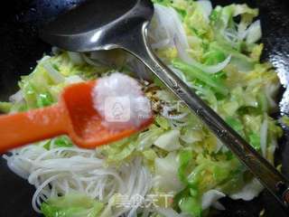 洋葱圆白菜炒米线的做法步骤:9