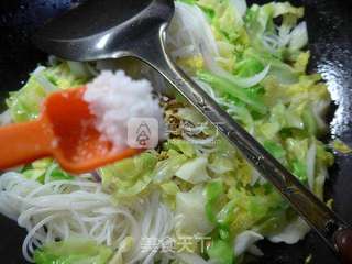 洋葱圆白菜炒米线的做法步骤:8