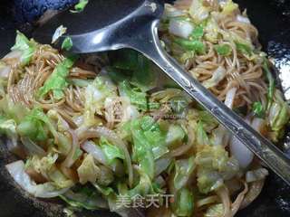 洋葱圆白菜炒米线的做法步骤:10