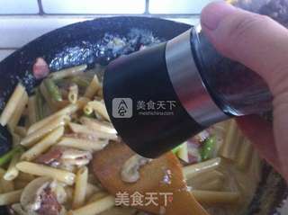 奶油蘑菇培根意面的做法步骤:12