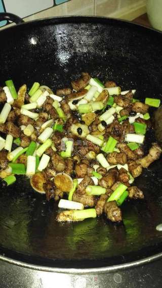 五花肉爆茶树菇的做法步骤:5
