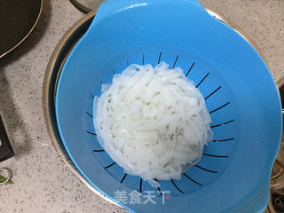 黑椒鸡肉炒河粉的做法步骤:4