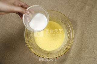 蛋糕的做法(烤箱做戚风蛋糕)的做法步骤:7