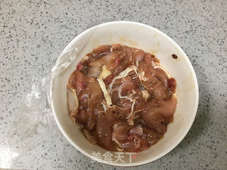 黑椒鸡肉炒河粉的做法步骤:2