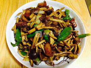 五花肉爆茶树菇的做法步骤:6
