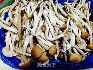 五花肉爆茶树菇的做法步骤:2