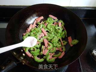 火腿肠炒苦瓜的做法步骤:6