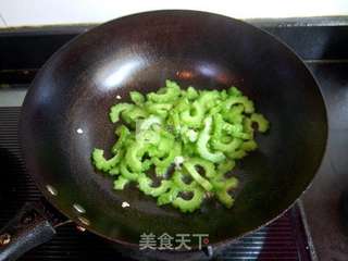 火腿肠炒苦瓜的做法步骤:4