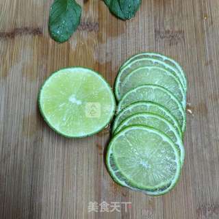 青柠蜂蜜水的做法步骤:2