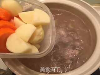 玉米土豆红萝卜排骨汤的做法步骤:3