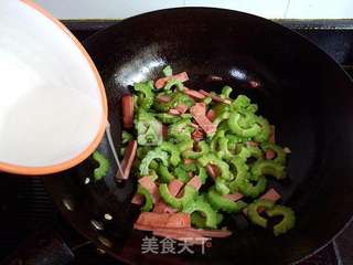 火腿肠炒苦瓜的做法步骤:7