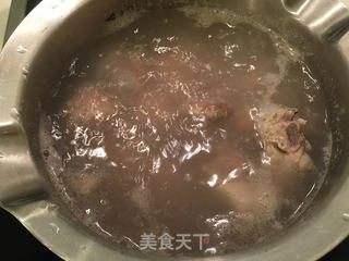玉米土豆红萝卜排骨汤的做法步骤:2