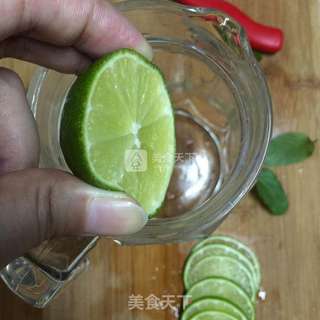 青柠蜂蜜水的做法步骤:3