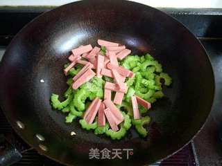 火腿肠炒苦瓜的做法步骤:5