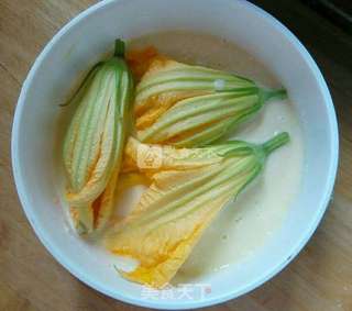酥炸南瓜花的做法步骤:5