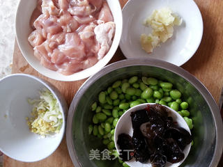 毛豆炒鸡腿肉的做法步骤:2