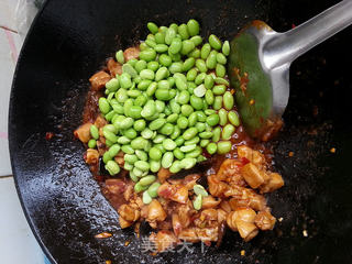 毛豆炒鸡腿肉的做法步骤:9