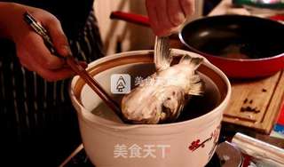 鱼头酸菜煲的做法步骤:3