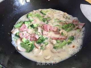 奶油蘑菇培根意面的做法步骤:6