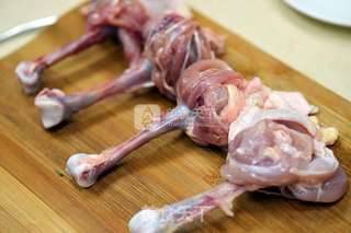 海贼王路飞之大骨肉(烤鸡腿)的做法步骤:2