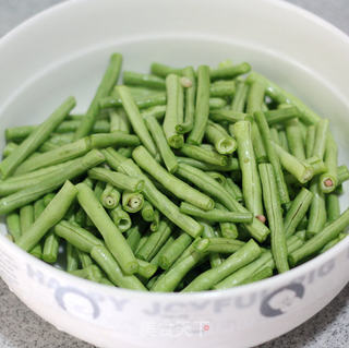 自制蒸肉粉做美食-----粉蒸豆角的做法步骤:2