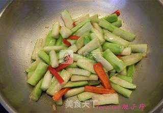 红椒炒丝瓜的做法步骤:7