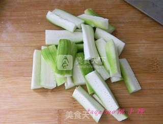 红椒炒丝瓜的做法步骤:2