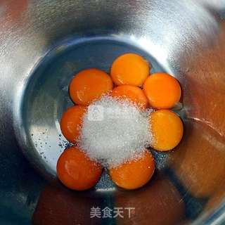 双色戚风蛋糕的做法步骤:2
