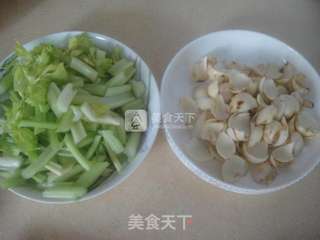 虾仁西芹百合的做法步骤:2