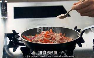 煎猪扒配酸甜椒——戈登的做法步骤:3